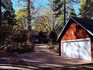 Exterior - The Fork House: Luxury Creekside Cabin Near Pinecrest Sleeps 12 (Twain Harte)
