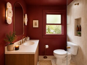 Shower, hair dryer, towels, soap - The Fork House: Luxury Creekside Cabin Near Pinecrest Sleeps 12 (Twain Harte)