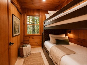 4 bedrooms, desk, iron/ironing board, travel cot - The Fork House: Luxury Creekside Cabin Near Pinecrest Sleeps 12 (Twain Harte)