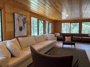 Smart TV, chimenea, futbolito y tenis de mesa 
