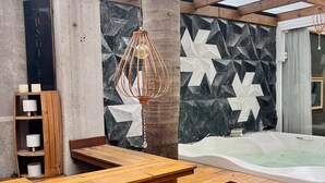 A wooden deck with a hot tub, a wall with geometric patterns, and a sign that reads 'SUSHI BAR'. - Mansion in Curitiba with jacuzzi and heated pool inside the house, sleeps up to 10 people. (Curitiba)