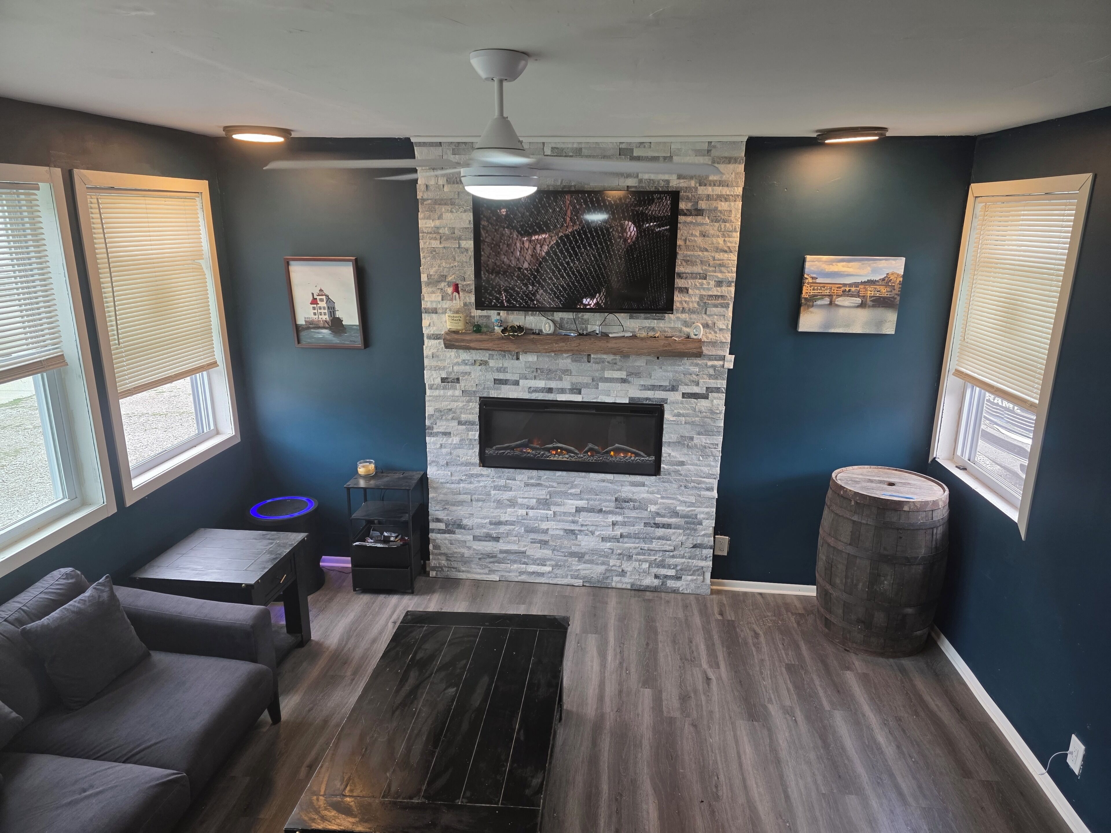 Smart TV, chimenea y estéreo 