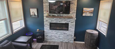 Smart TV, chimenea y estéreo