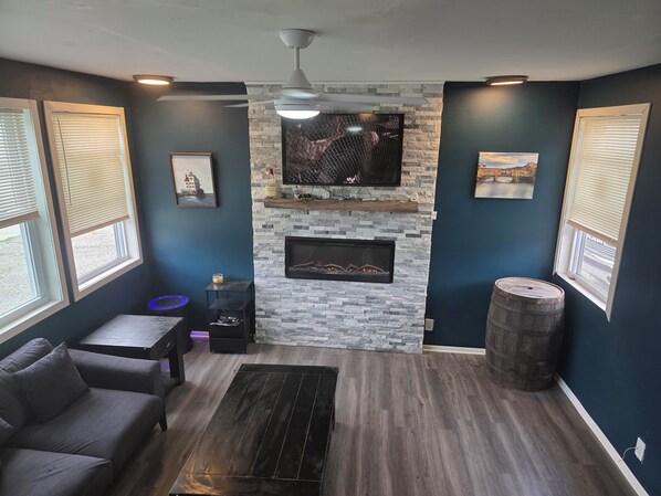 Smart TV, fireplace, stereo