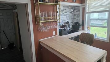 Coffee/tea maker, fridge, microwave, oven
