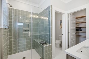 Douche, sèche-cheveux, serviettes fournies