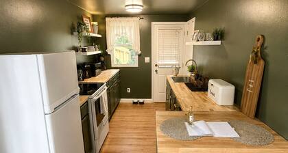 The Emerald Speakeasy - Private Yard • Pet-Friendly