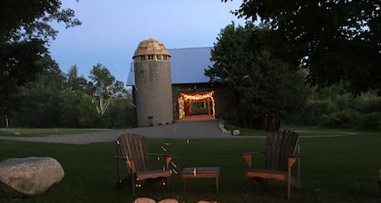 Cozy historic cabin on 29 acres in peaceful Suttons Bay
