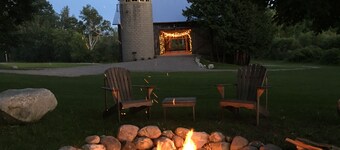 Cozy historic cabin on 29 acres in peaceful Suttons Bay