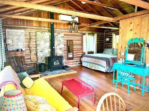 Cozy historic cabin on 29 acres in peaceful Suttons Bay