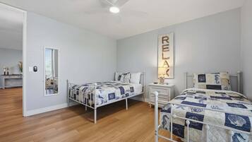 2 habitaciones, tabla de planchar con plancha y cuna de viaje