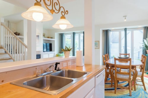 Charming 1-bedroom Downtown Escape in Saugatuck, perfect for solo travelers.