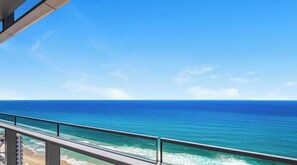 Ein Balkon mit Blick auf das Meer und einen klaren Himmel.