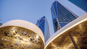 Arquitetura moderna com formas geométricas e fachadas de vidro refletivas.