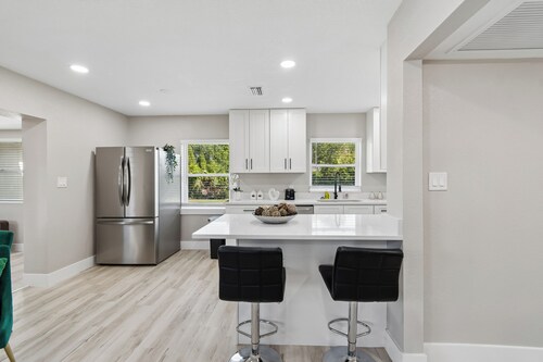 Peaceful 5-bedroom Stylish Tampa Retreat. Prime Tampa Location