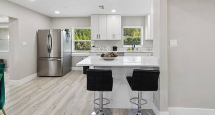 Peaceful 5-bedroom Stylish Tampa Retreat. Prime Tampa Location