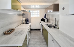 Wasserkocher mit Kaffee-/Teezubehör, Kühlschrank, Mikrowelle, Ofen