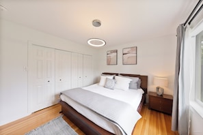 4 slaapkamers, een strijkplank/strijkijzer, reisbedje, gratis wifi