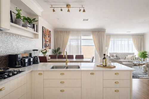 Stylish Home near Fiona Stanley & Freo
