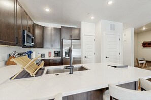 Coffee/tea maker, fridge, microwave, oven - Mountain view condo w/ shared pool, hot tub, gym (Keystone)
