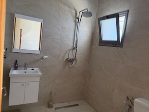Serviettes fournies, savon, papier toilette