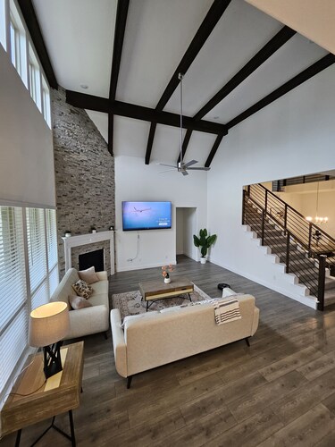 Songbird Luxury Retreat — a Modern 4BR Getaway in Wylie, Near Lake Lavon