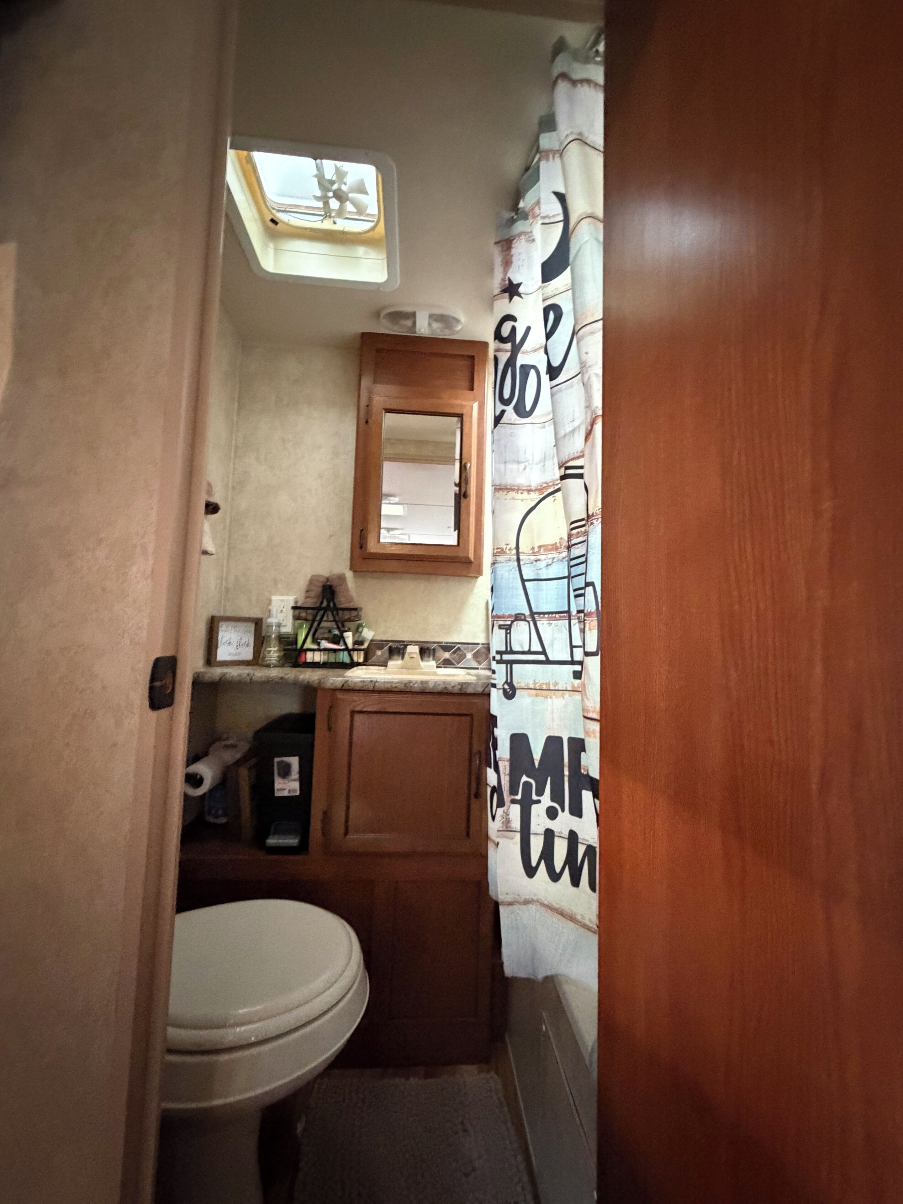 Séchoir à cheveux, serviettes fournies, savon, papier de toilette