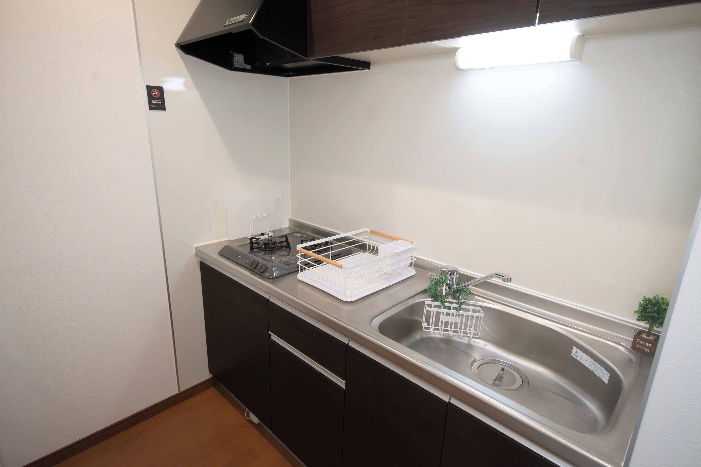 デラックス ダブルルーム | 専用キッチン | 冷蔵庫、電子レンジ、コンロ、調理器具と食器