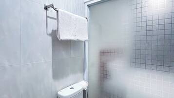 Superior Double Room | Bathroom | Shower, free toiletries, towels, soap