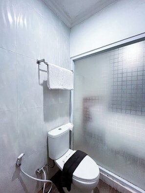 Superior Double Room | Bathroom | Shower, free toiletries, towels, soap - Ars Inn Diamond Co-Living CondongCatur (Sleman)