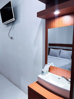 Desk, free WiFi - Ars Inn Diamond Co-Living CondongCatur (Sleman)