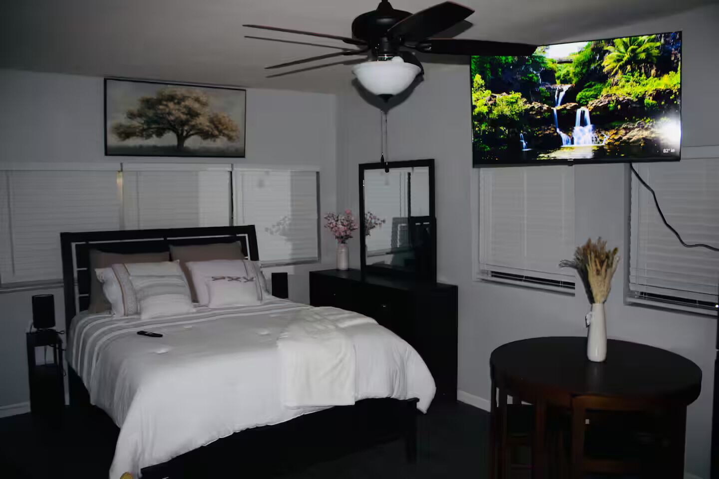 1 bedroom, bed sheets