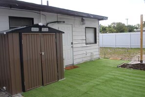 A residential property with a fenced yard, a shed, and a well-maintained lawn. - Raíces Del Bosque Studio. Peace and quiet…. (Lakeland)