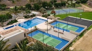 Uima-allas, tenniskentät ja koripallokenttä.