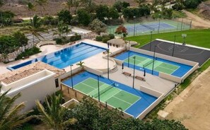 Ein Schwimmbad, Tennisplätze und ein Basketballplatz.