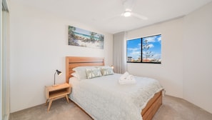 Desk, WiFi, bed sheets - Meridian unit 15 Kings Beach (Kings Beach)