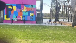 Un mural colorido con la palabra 'SHACK' y una ilustración de un pájaro.