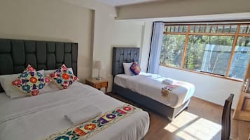 Habitación triple familiar, balcón, vistas al río | Escritorio y wifi gratis