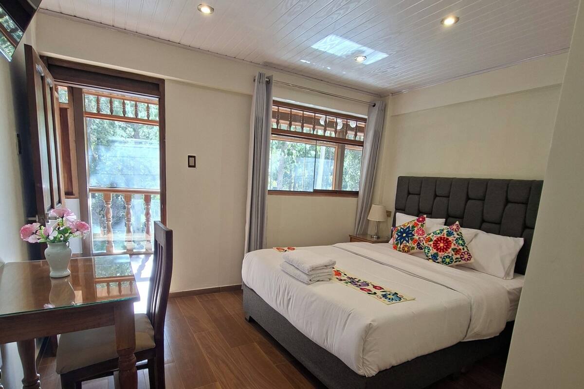 Deluxe Room, Private Bathroom, Mountain View | Meja, Wi-fi percuma 