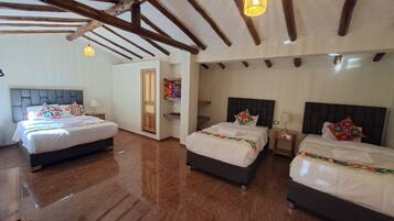 Habitación cuádruple Deluxe, vistas al río | Escritorio y wifi gratis