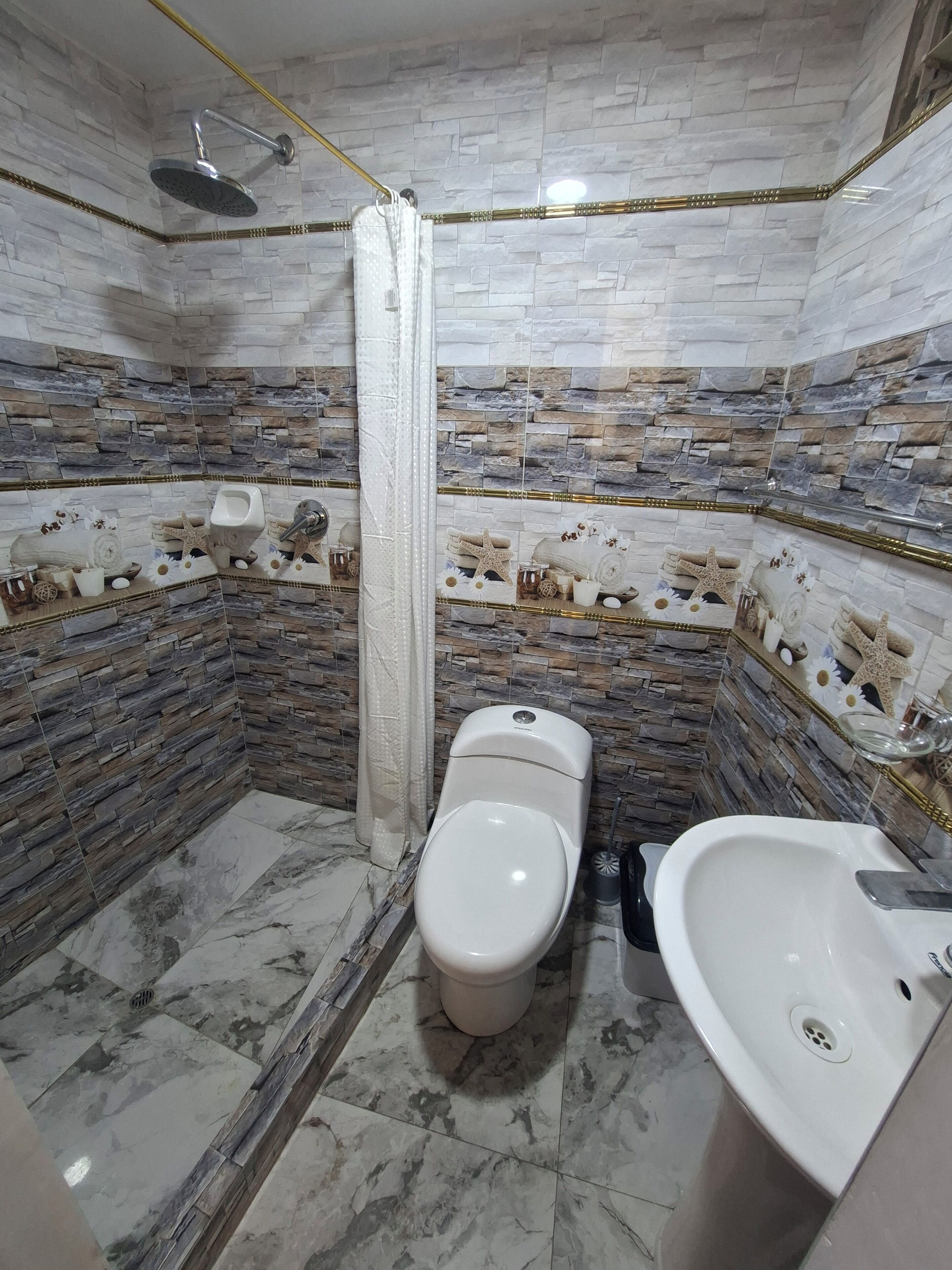 Habitación Deluxe con 2 camas individuales, baño privado, planta baja | Baño | Regadera, toallas, jabón, papel de baño 