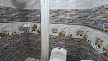 Habitación Deluxe con 2 camas individuales, baño privado, planta baja | Baño | Regadera, toallas, jabón, papel de baño
