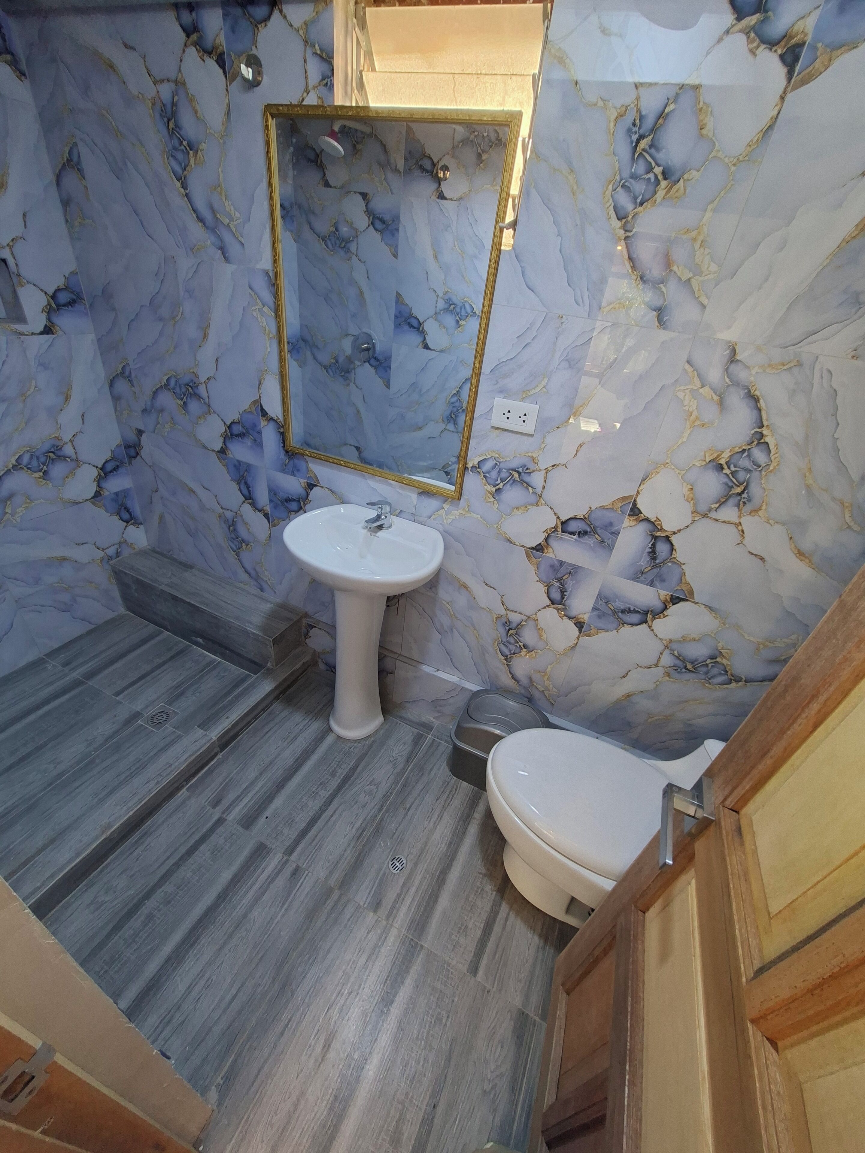 Habitación cuádruple Deluxe, vista al río | Baño | Regadera, toallas, jabón, papel de baño 