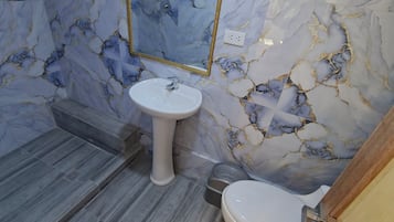 Habitación cuádruple Deluxe, vista al río | Baño | Regadera, toallas, jabón, papel de baño
