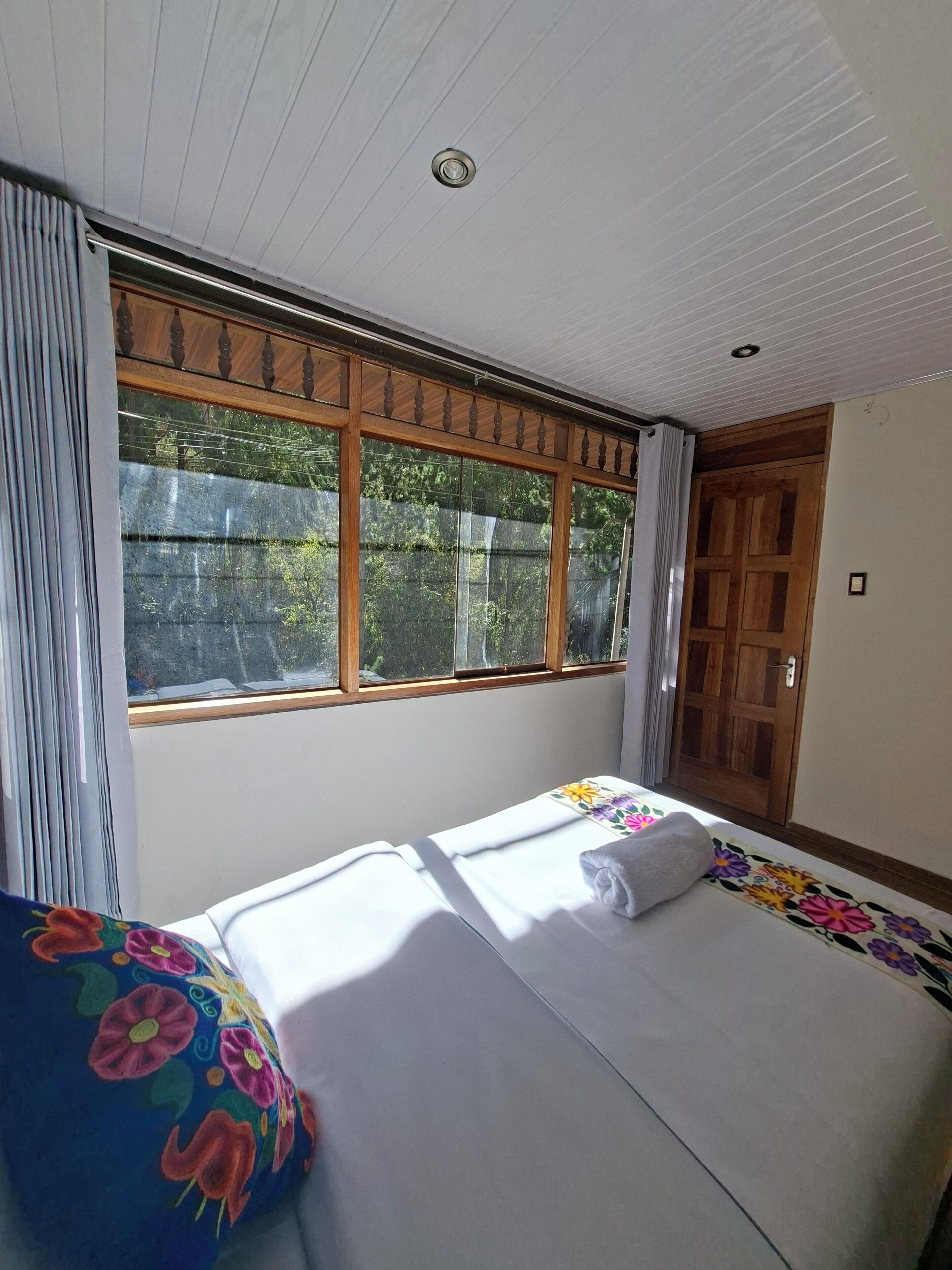 Habitación triple familiar, balcón, vistas al río | Escritorio y wifi gratis