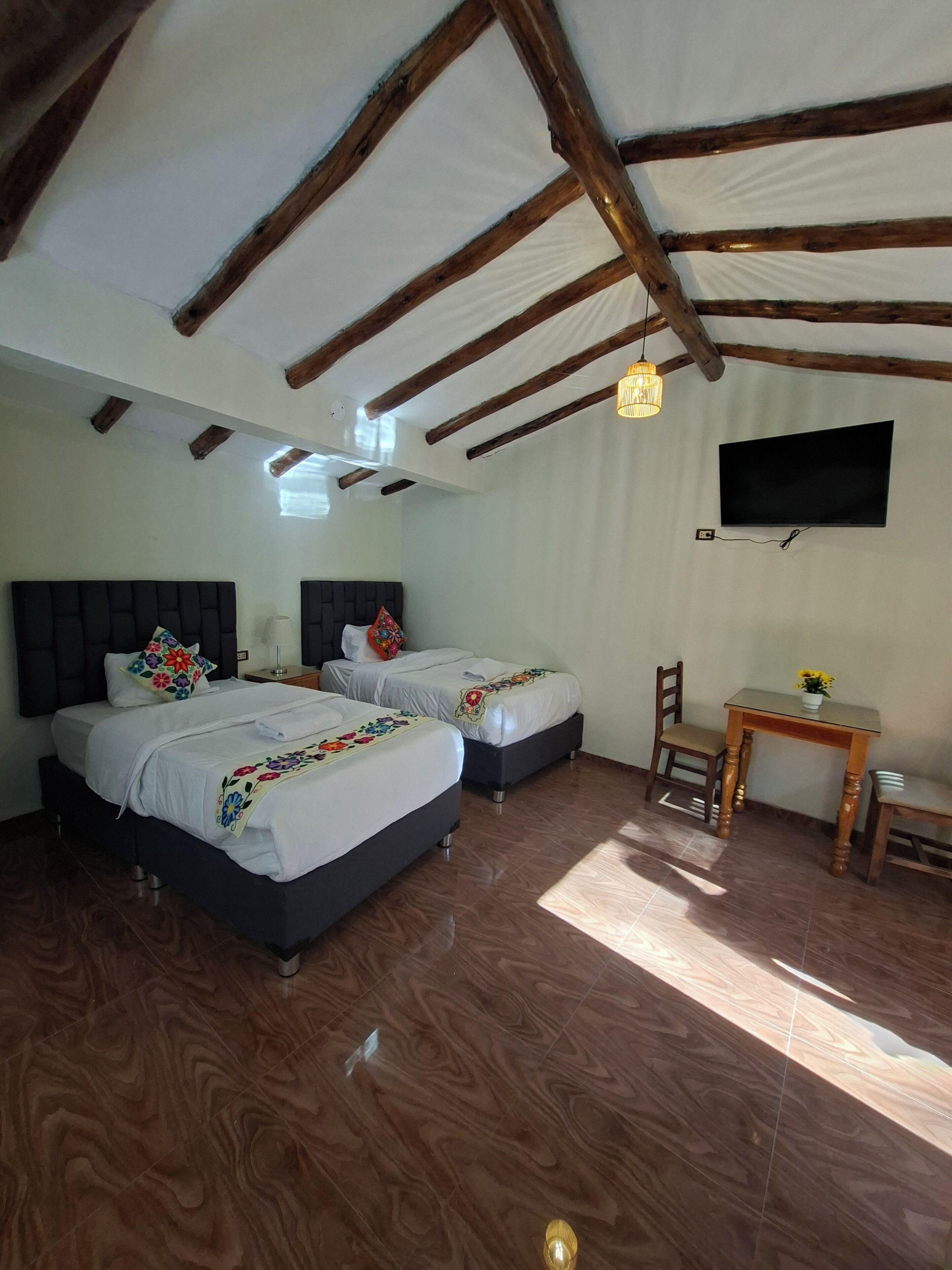Habitación cuádruple Deluxe, vistas al río | Escritorio y wifi gratis