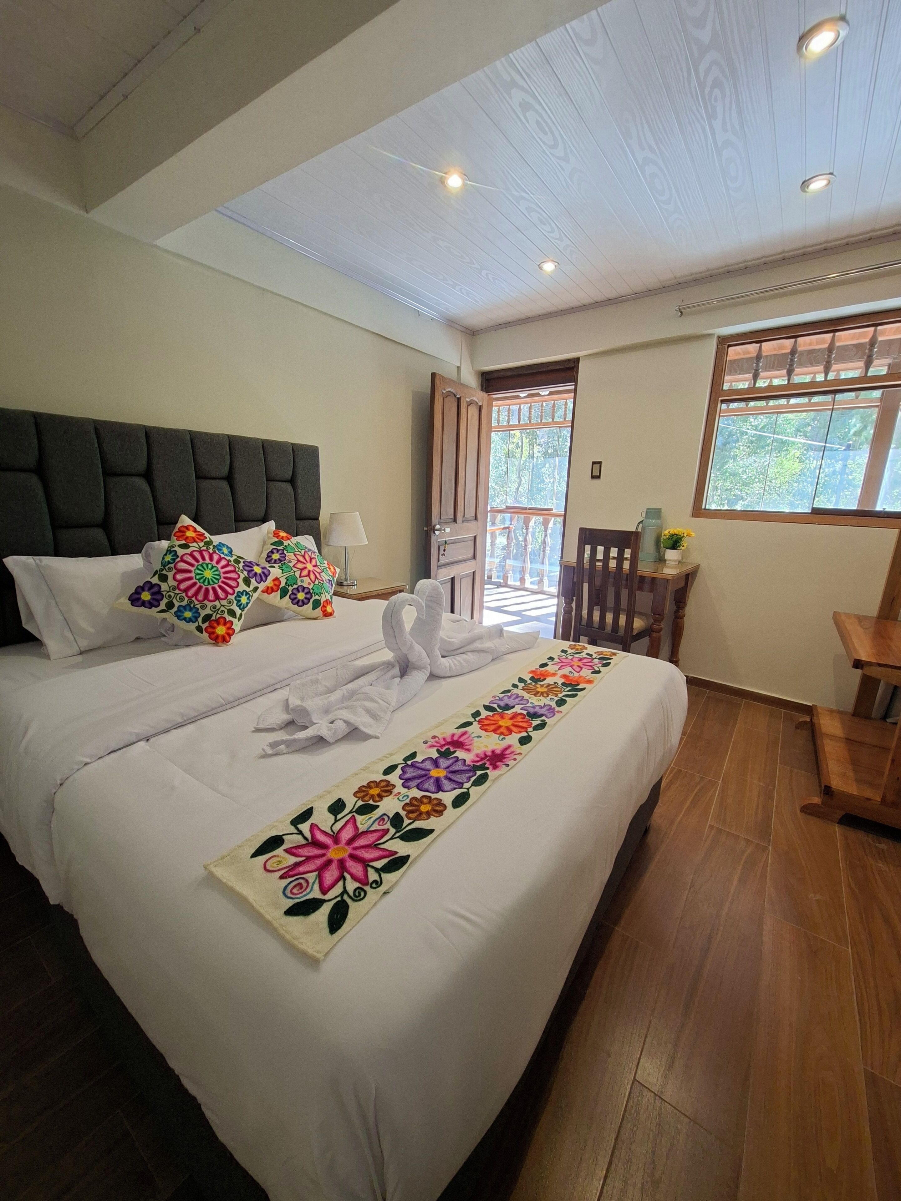 Habitación Deluxe, baño privado, vista a la colina | Escritorio, espacio para trabajar con laptop y wifi gratis 
