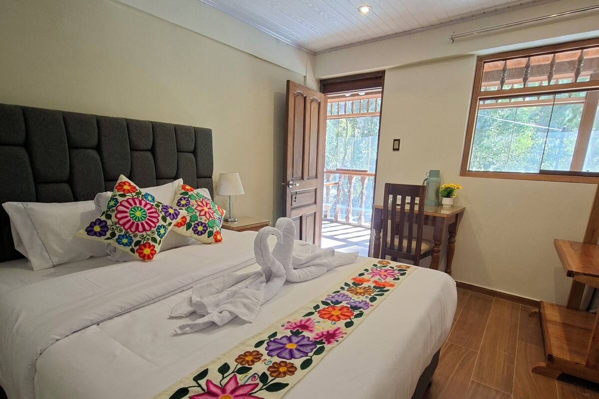 Deluxe Room, Private Bathroom, Hill View | Meja, Wi-fi percuma 