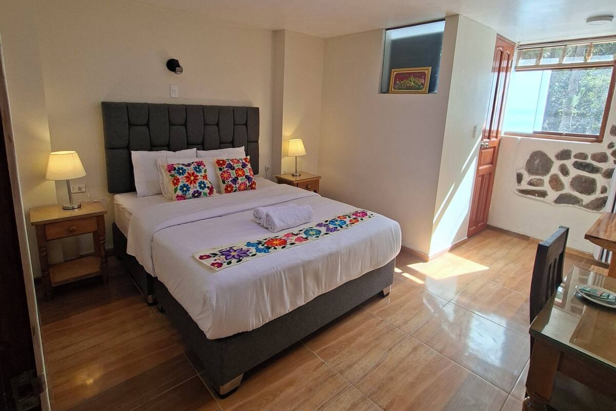 Deluxe Double Room, Private Bathroom | Meja, Wi-fi percuma 