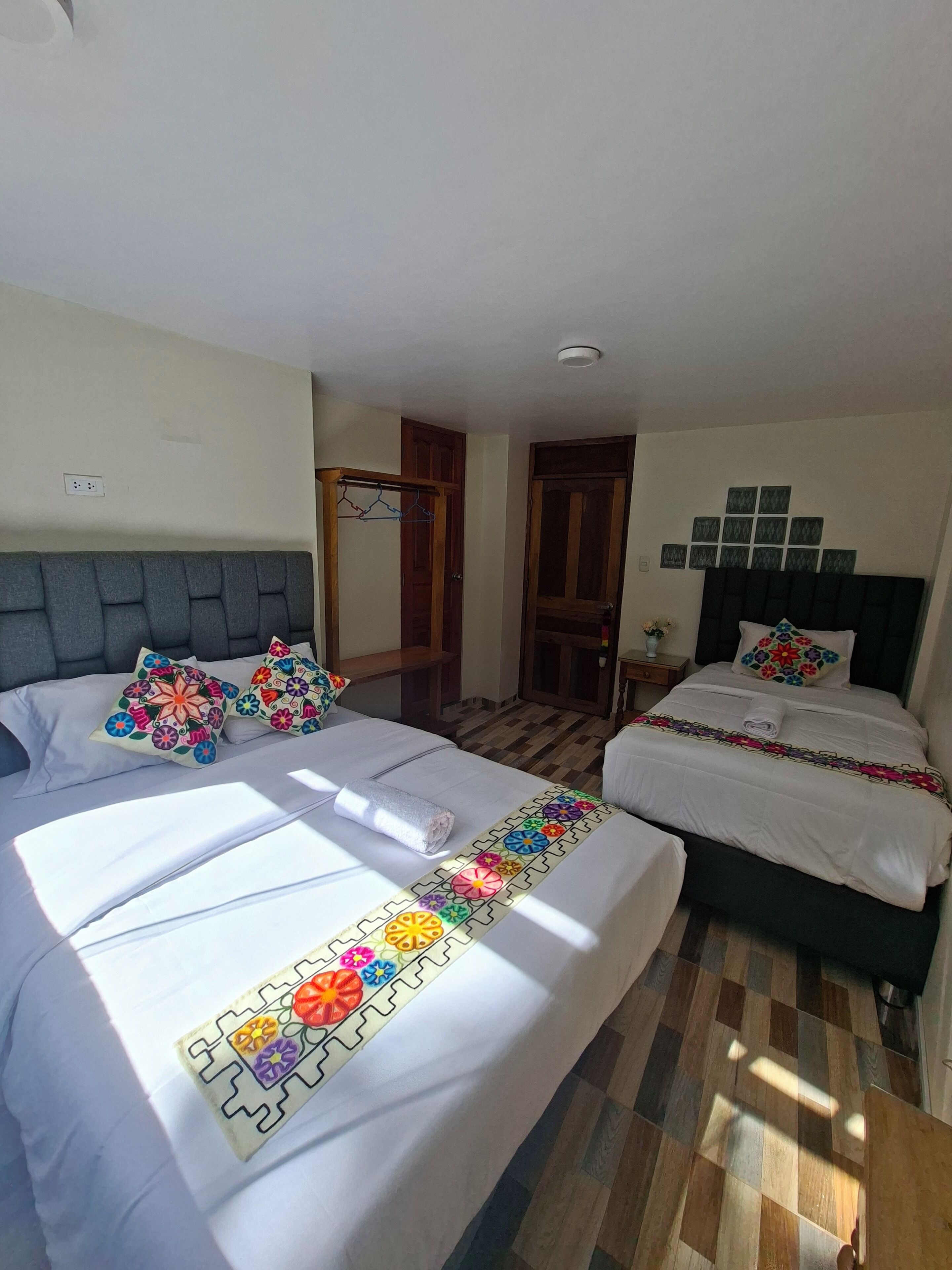 Deluxe Twin kamer, privébadkamer, op benedenverdieping | Een bureau, een laptopwerkplek, gratis wifi
